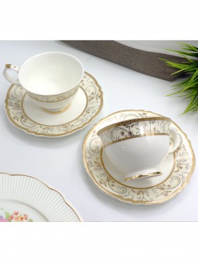 Golden Design 2Cups and 2 Saucers With Gift Box